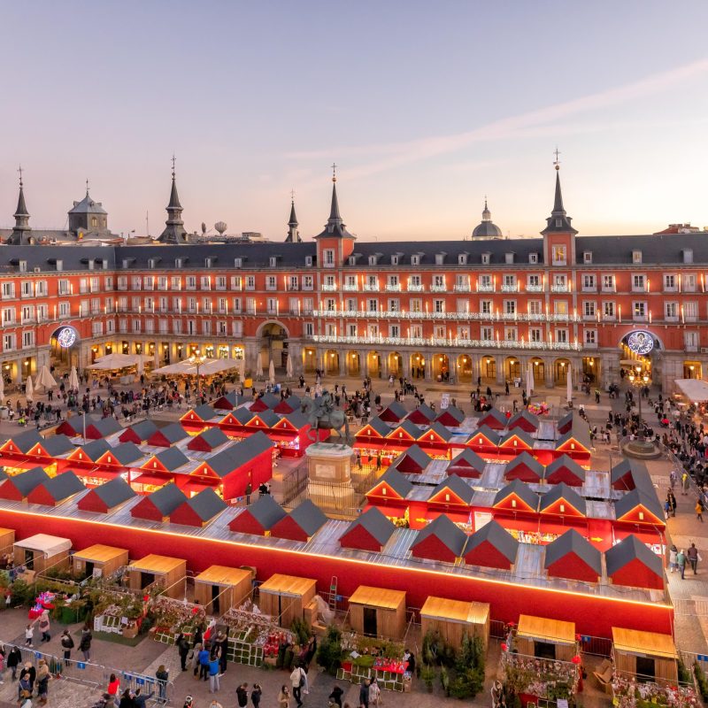 La Plaza Mayor de Madrid decorada con luces navideñas, destacando como uno de los lugares imprescindibles para disfrutar de qué hacer en Madrid en Navidad 2024