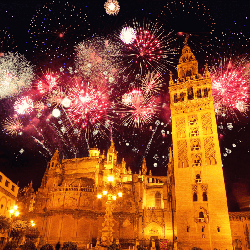 Espectáculo de fuegos artificiales detrás de la Torre del Oro en Sevilla, celebrando la llegada de la Nochevieja 2024 en Sevilla