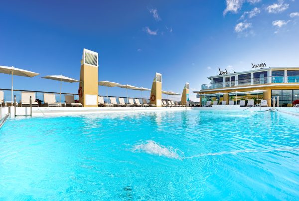 Azotea con piscina del Hotel Bull Reina Isabel & Spa en Las Palmas