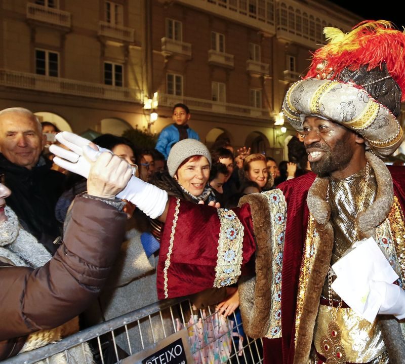 Un rey mago saludando a la gente durante la Cabalgata de Reyes en Madrid