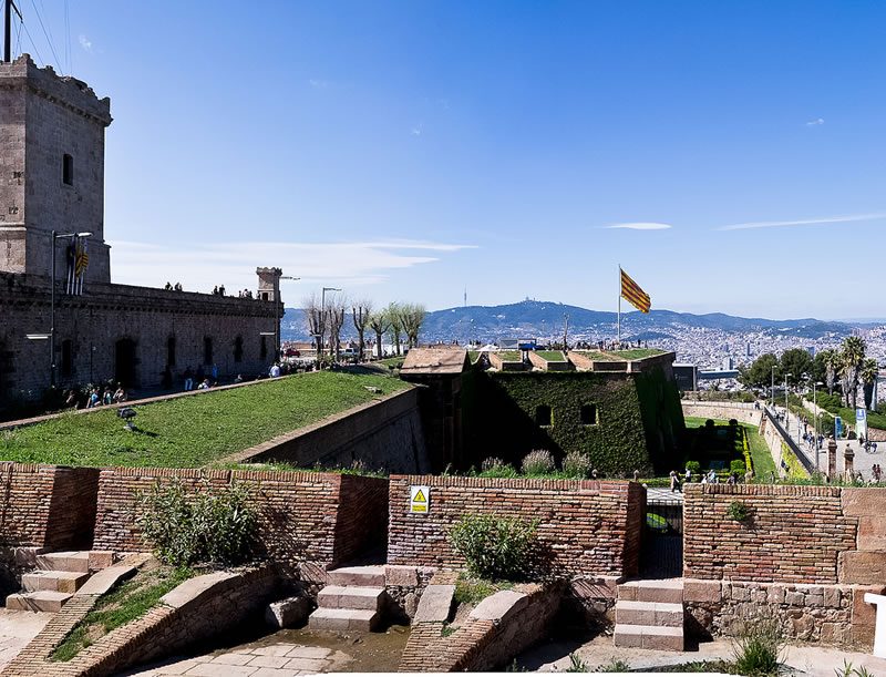 Vista del Castillo de Montjuïc en Barcelona, una fortaleza histórica situada en lo alto de la montaña