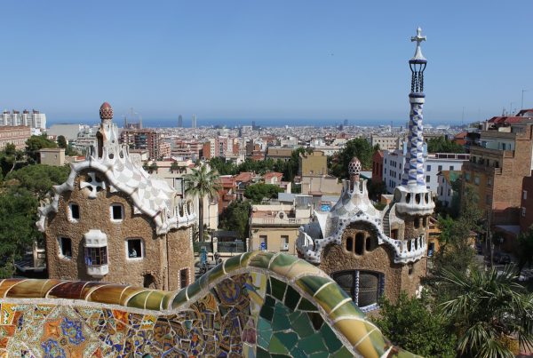 Vue du Park Güell à Barcelone avec ses mosaïques colorées