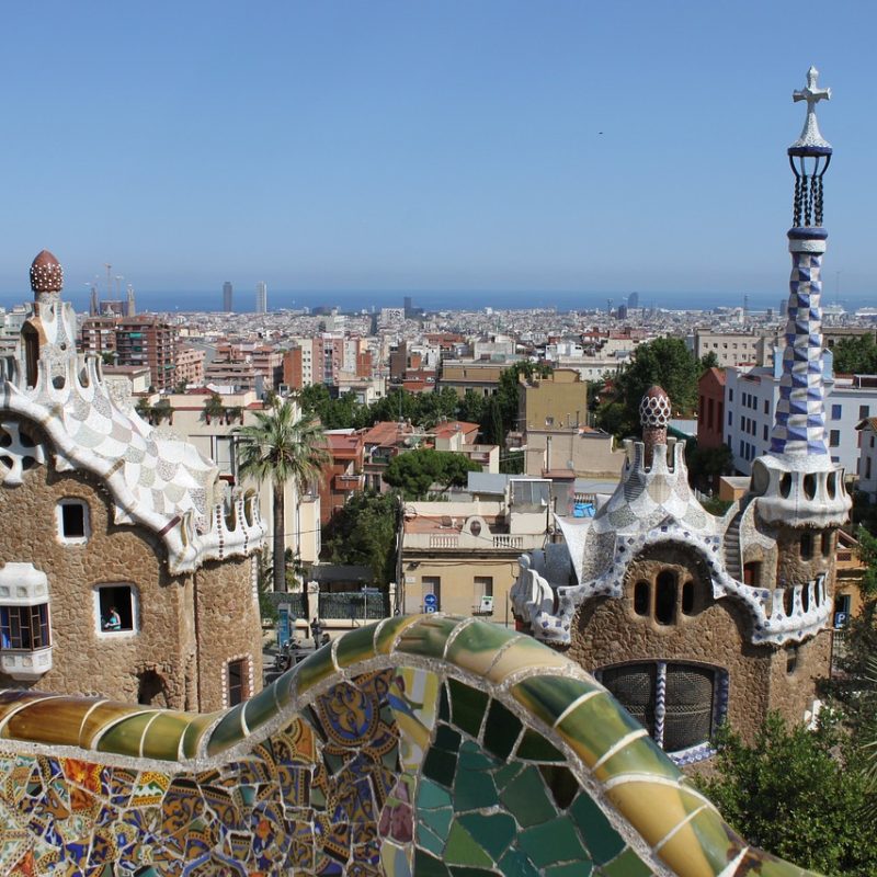 Vue du Park Güell à Barcelone avec ses mosaïques colorées