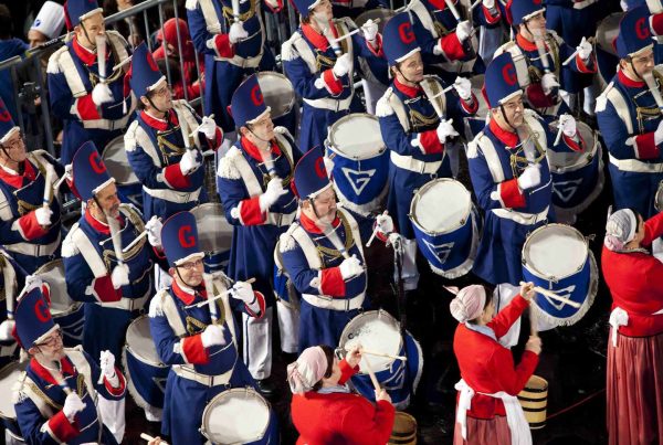 Un groupe de participants jouant des tambours lors de la Tamborrada de Saint-Sébastien