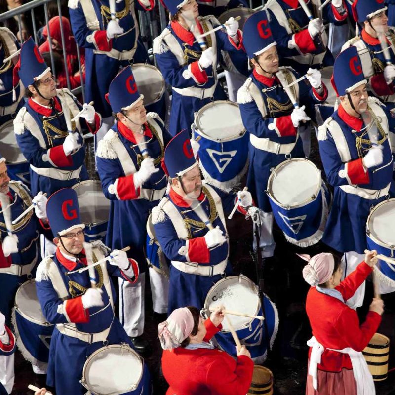 Un groupe de participants jouant des tambours lors de la Tamborrada de Saint-Sébastien