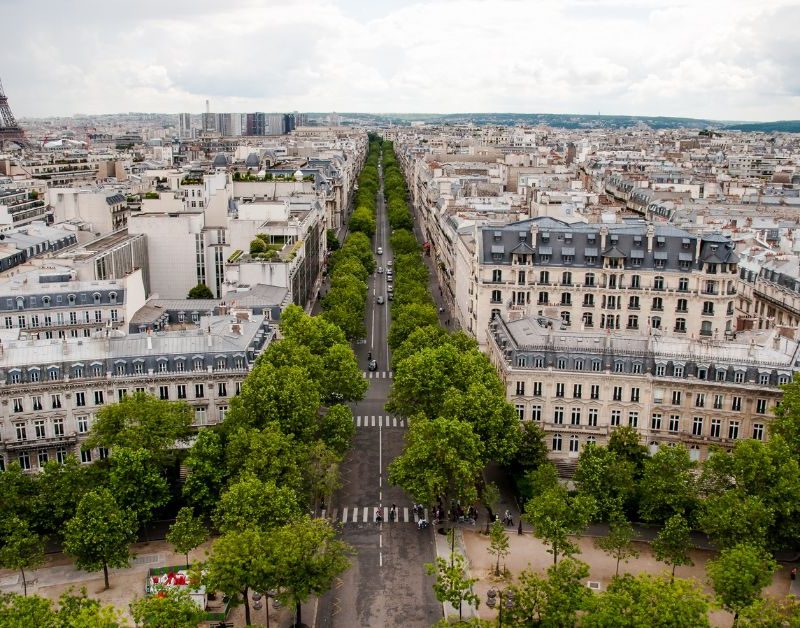 Vistas panorámicas de París desde el Arco del Triunfo, con la ciudad y la Torre Eiffel al fondo