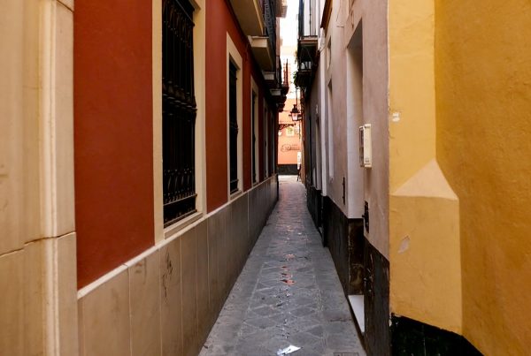 Calle del Beso en Sevilla, un rincón pintoresco y romántico de la ciudad