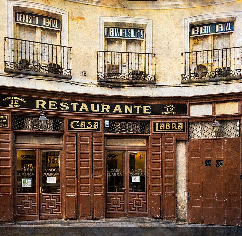 El restaurante Casa Labra en Madrid, uno de los bares más antiguos de la ciudad, conocido por su historia y su tradicional oferta gastronómica