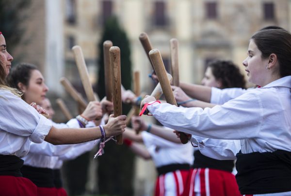 Un grupo de colles bastoneres realizando un espectáculo tradicional con bastones durante las Fiestas de Santa Eulalia en Barcelona