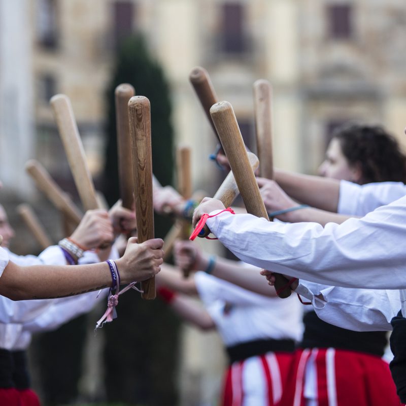 Un grupo de colles bastoneres realizando un espectáculo tradicional con bastones durante las Fiestas de Santa Eulalia en Barcelona