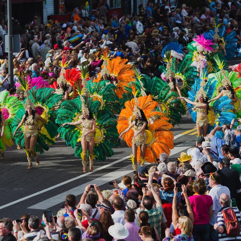 Desfile de carnaval en Las Palmas de Gran Canaria con coloridos disfraces festivos