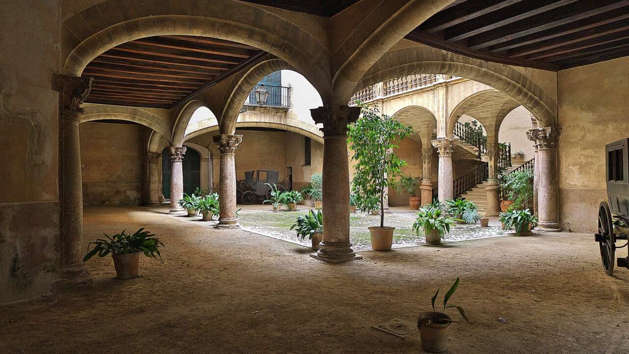 Route through the courtyards of Palma