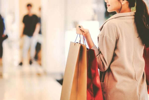 Mujer con bolsas de compras durante una ruta de compras por Madrid