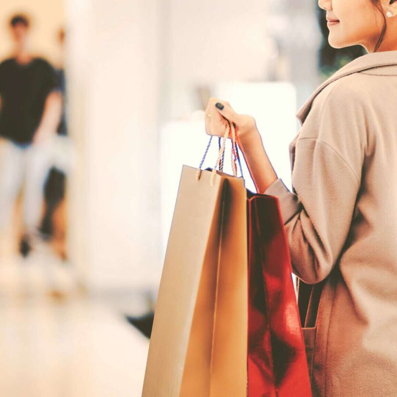 Mujer con bolsas de compras durante una ruta de compras por Madrid