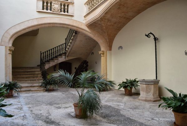 Interior de un patio en Palma de Mallorca con elementos arquitectónicos tradicionales