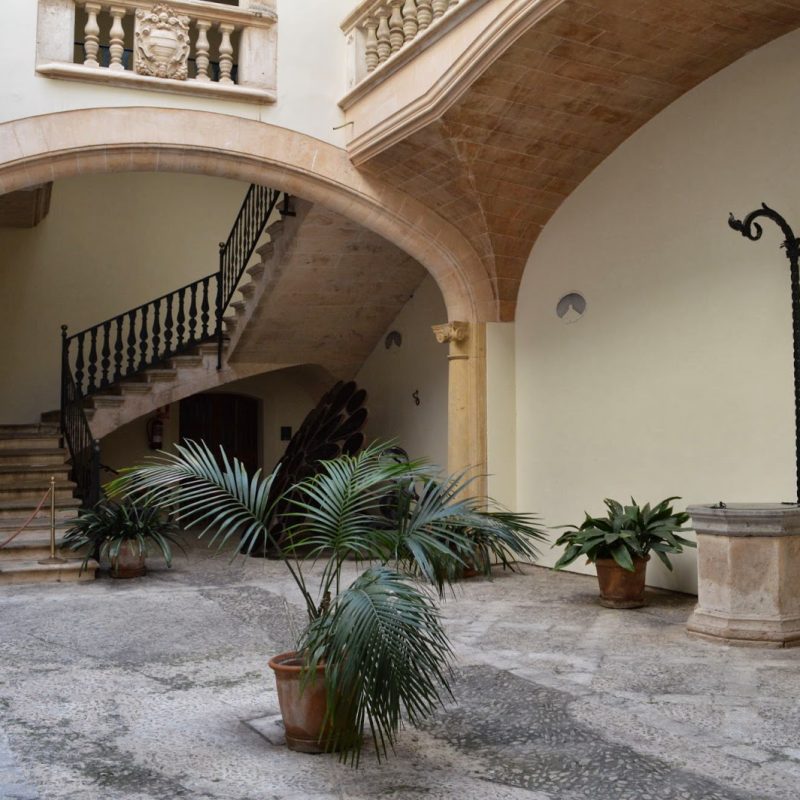 Interior de un patio en Palma de Mallorca con elementos arquitectónicos tradicionales