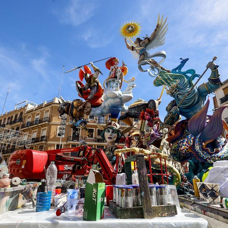 Falla tradicional en Valencia, una de las muchas figuras que se exhiben durante las fallas, rodeada de luces y color