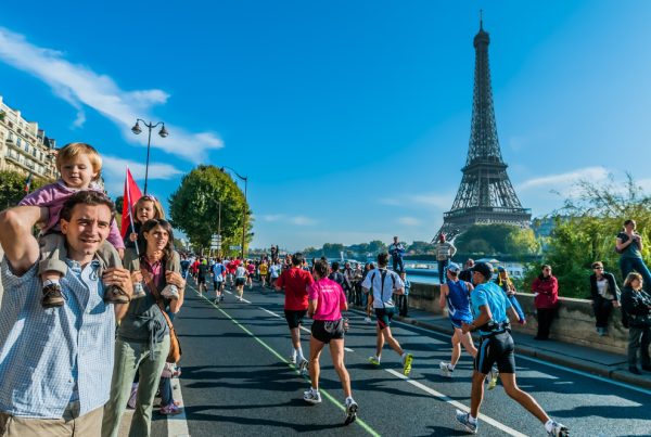 Una familia observa y anima a los corredores durante la Maratón de París