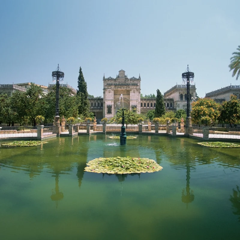 Vista del Parque María Luisa en Sevilla, con su exuberante vegetación y amplias avenidas