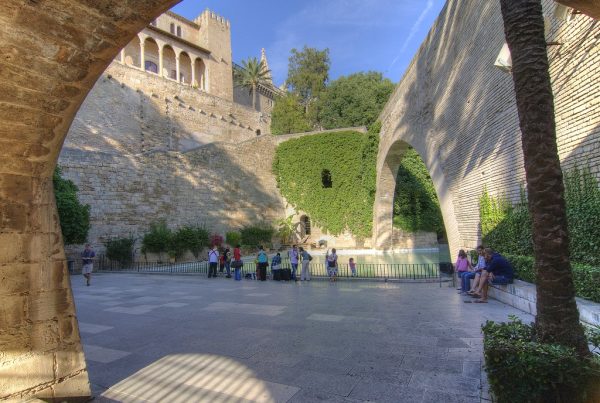 Patio interior con jardín del Palacio Real de la Almudaina en Palma de Mallorca