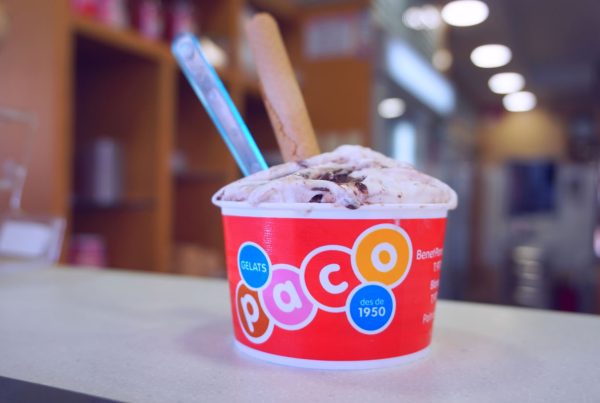 Tarrina de helado artesanal de Gelats Paco, uno de los mejores helados artesanales en Palma de Mallorca