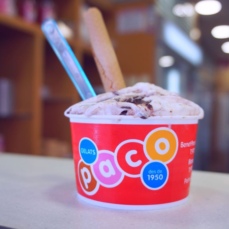 Tarrina de helado artesanal de Gelats Paco, uno de los mejores helados artesanales en Palma de Mallorca