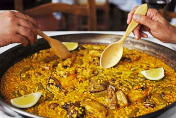 Assiette de paella traditionnelle, spécialité emblématique dégustée près du Parc naturel de l'Albufera
