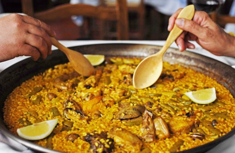 Assiette de paella traditionnelle, spécialité emblématique dégustée près du Parc naturel de l'Albufera