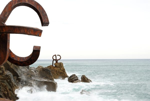 Vue de l’œuvre El Peine del Viento d’Eduardo Chillida à Saint-Sébastien, un lieu incontournable à voir en 2 jours