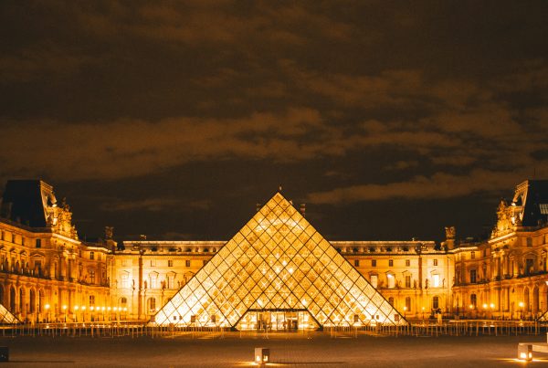 Vista nocturna del Museo del Louvre iluminado, uno de los protagonistas de la Noche de los Museos en París