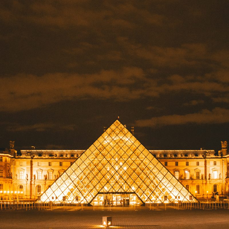 Vista nocturna del Museo del Louvre iluminado, uno de los protagonistas de la Noche de los Museos en París