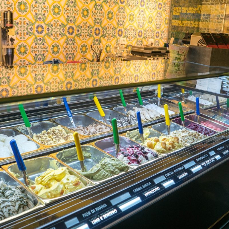 Vitrine remplie de glaces artisanales colorées dans une des meilleures gelaterias de Palma de Majorque