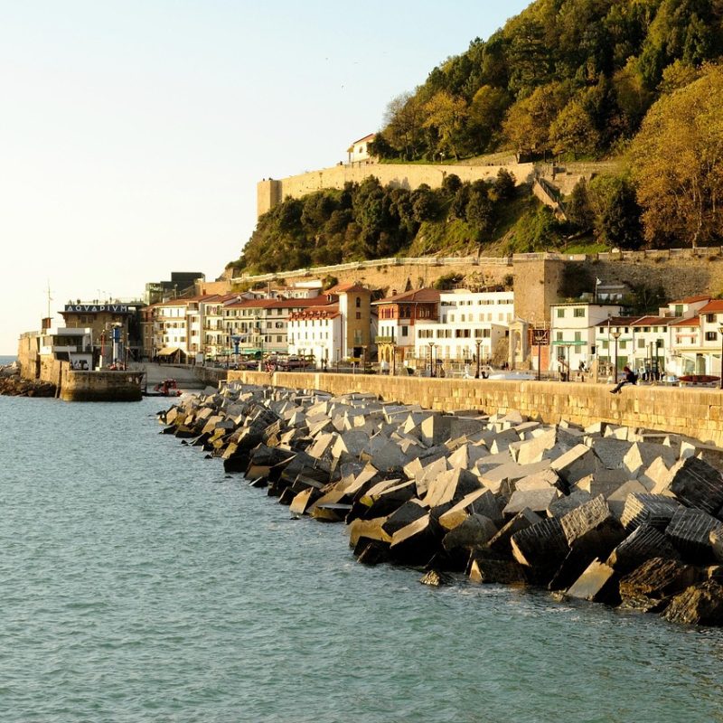 Vista del puerto de San Sebastián sin barcos, con el mar y el entorno urbano, ideal para quienes buscan qué ver en San Sebastián en 2 días