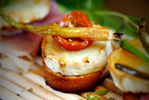 Deliciosa tapa servida en uno de los bares recomendados para disfrutar de las mejores tapas en Benidorm