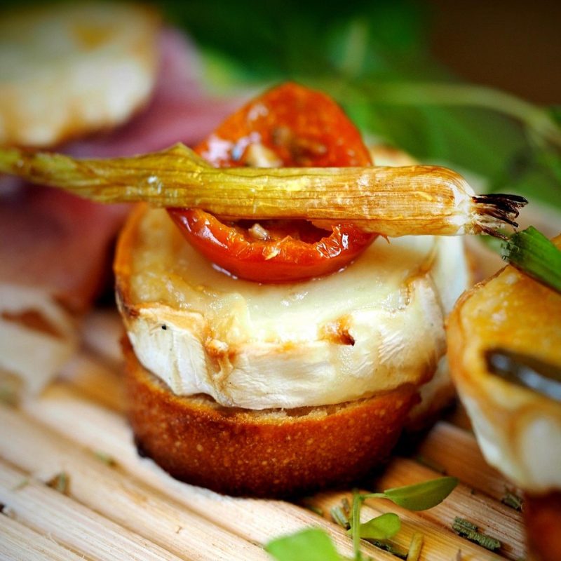 Deliciosa tapa servida en uno de los bares recomendados para disfrutar de las mejores tapas en Benidorm