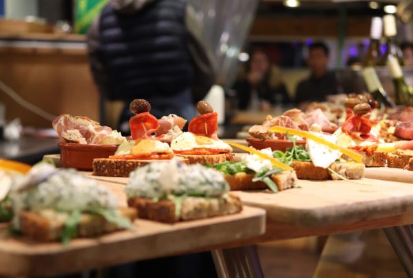 Table remplie de tapas variées dans un bar typique de Benidorm