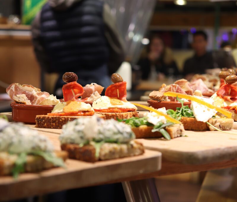Table remplie de tapas variées dans un bar typique de Benidorm