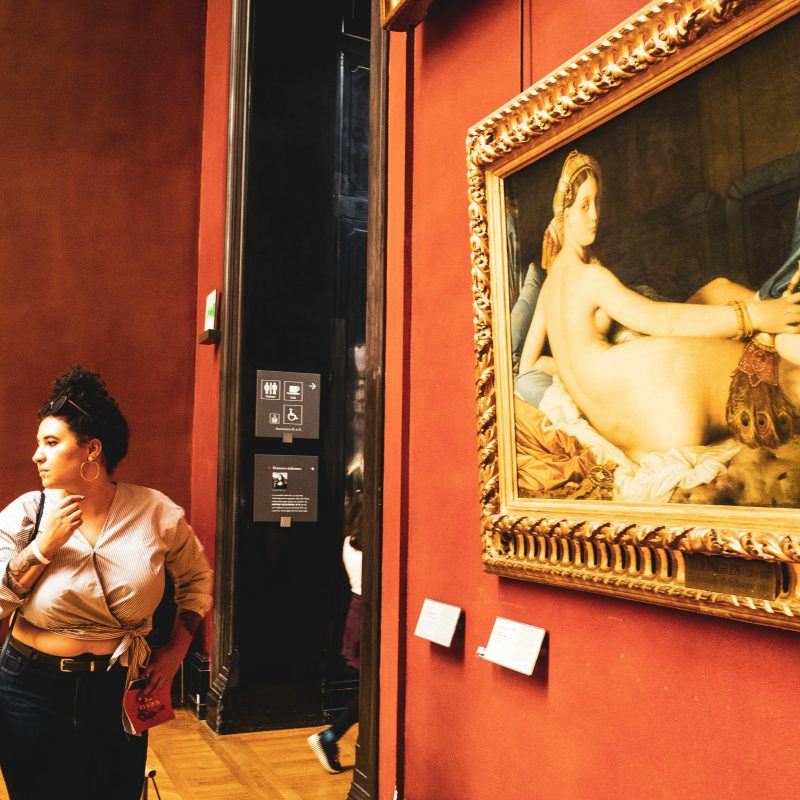 Femme admirant une œuvre d'art dans un musée pendant la Nuit des Musées à Paris