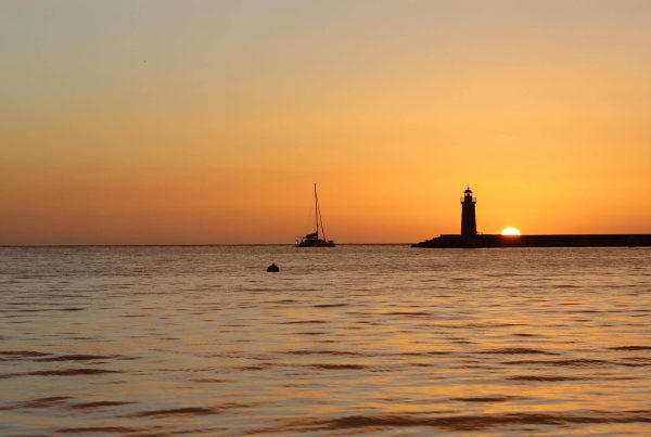 Impresionante puesta de sol sobre Palma de Mallorca, con el cielo teñido de tonos anaranjados y el mar reflejando la luz dorada