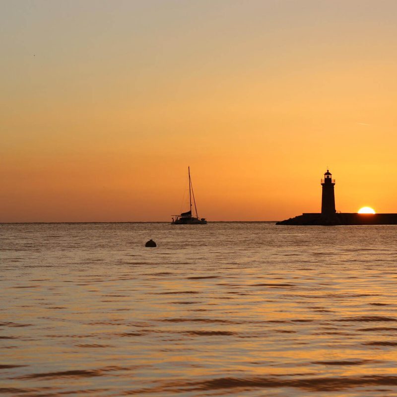Impresionante puesta de sol sobre Palma de Mallorca, con el cielo teñido de tonos anaranjados y el mar reflejando la luz dorada