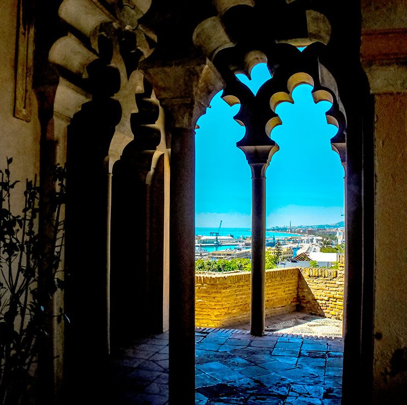 Vistas panorámicas de Málaga desde un mirador de la Alcazaba, con la ciudad al fondo