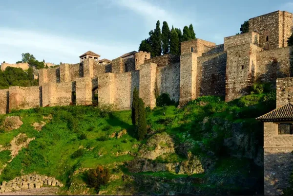 Vue extérieure de l’Alcazaba de Málaga, forteresse historique entourée de végétation