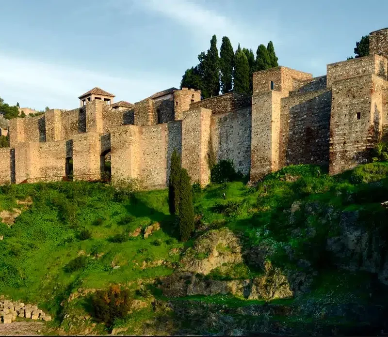 Vue extérieure de l’Alcazaba de Málaga, forteresse historique entourée de végétation