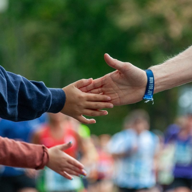 Deux personnes se serrent la main après avoir terminé la course nocturne à El Retiro, à Madrid