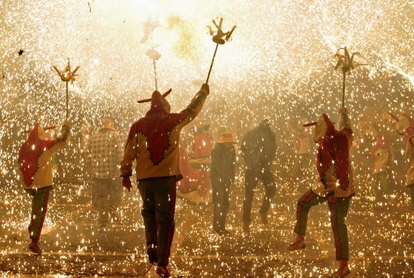 Correfocs pendant la Nuit de la Saint-Jean à Barcelone, avec des étincelles et des feux d'artifice