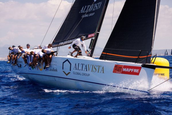 Voilier de compétition participant à la Copa del Rey de Vela dans les eaux de Palma de Mallorca, par une journée ensoleillée