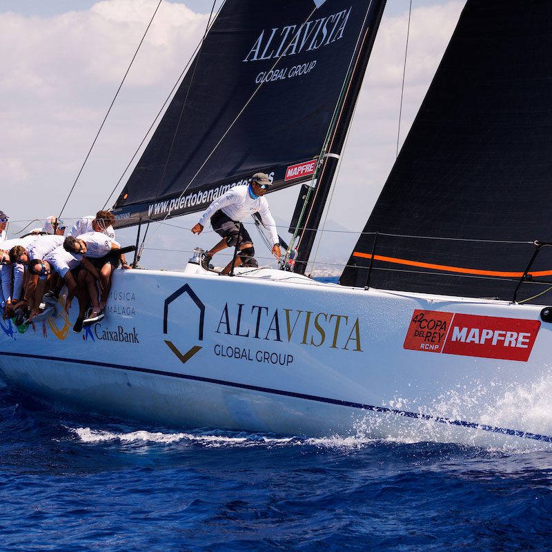 Voilier de compétition participant à la Copa del Rey de Vela dans les eaux de Palma de Mallorca, par une journée ensoleillée