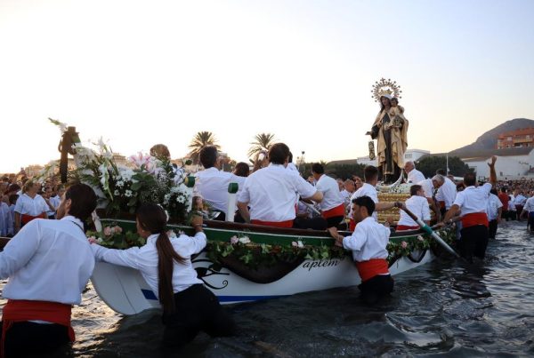 Procession maritime traditionnelle pendant les Fêtes Maritimes de Málaga, avec des bateaux décorés et une foule enthousiaste