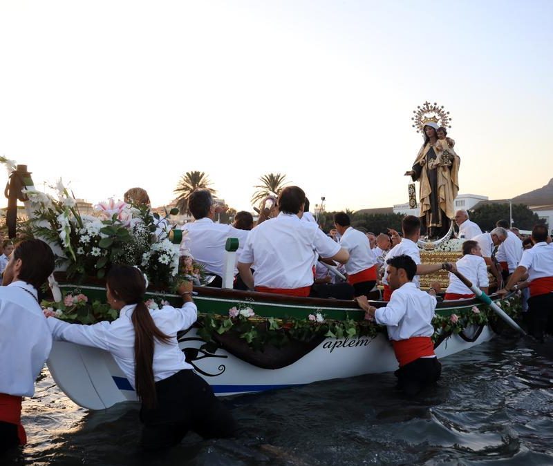 Procession maritime traditionnelle pendant les Fêtes Maritimes de Málaga, avec des bateaux décorés et une foule enthousiaste