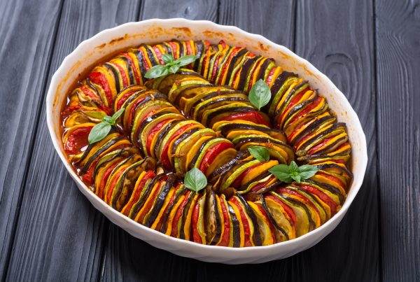 Un plat de ratatouille colorée servi sur une table, prêt à être dégusté